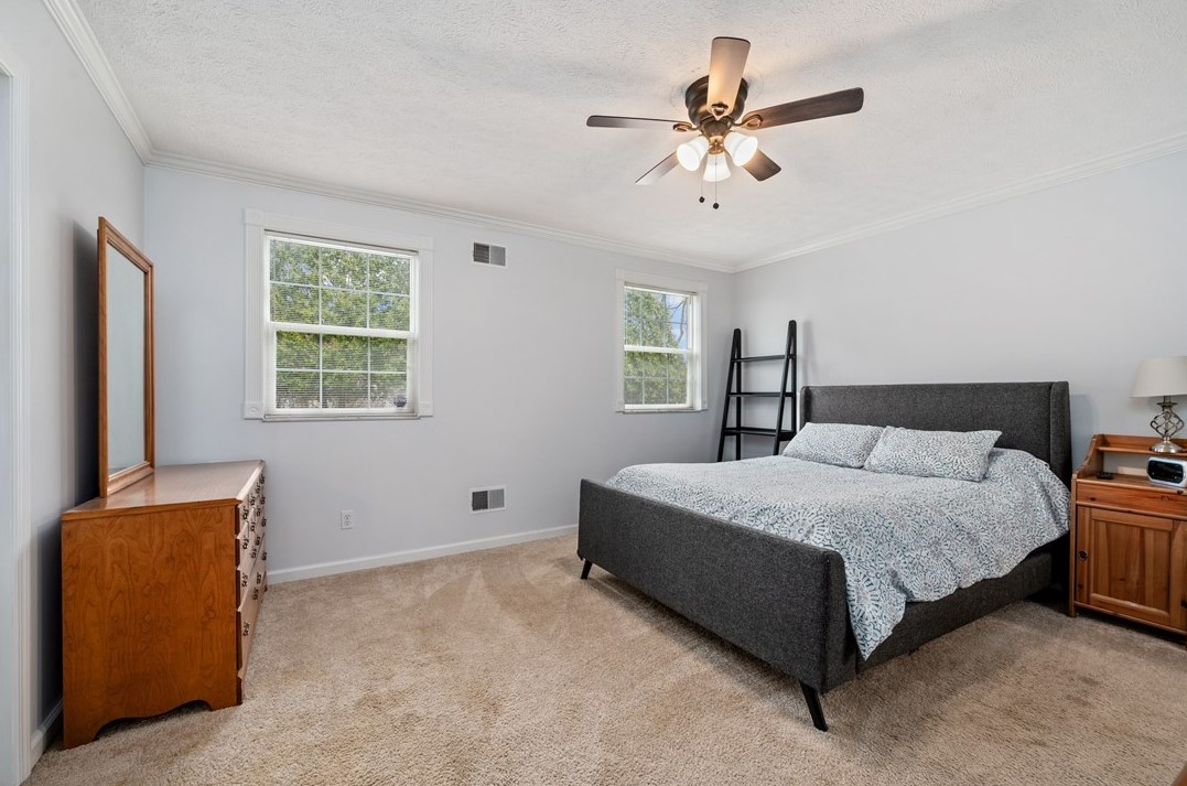 583 Newport Dr, Pittsburgh PA  15235-3239 exterior