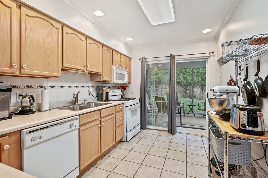 583 Newport Dr, Pittsburgh PA  15235-3239 exterior