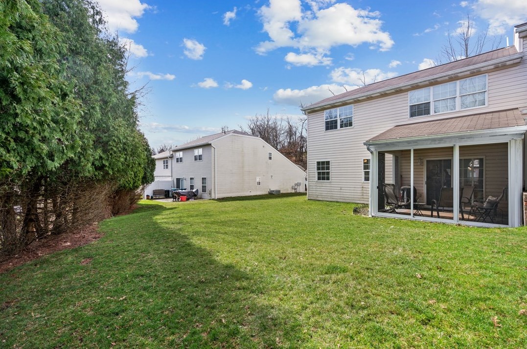 583 Newport Dr, Pittsburgh PA  15235-3239 exterior