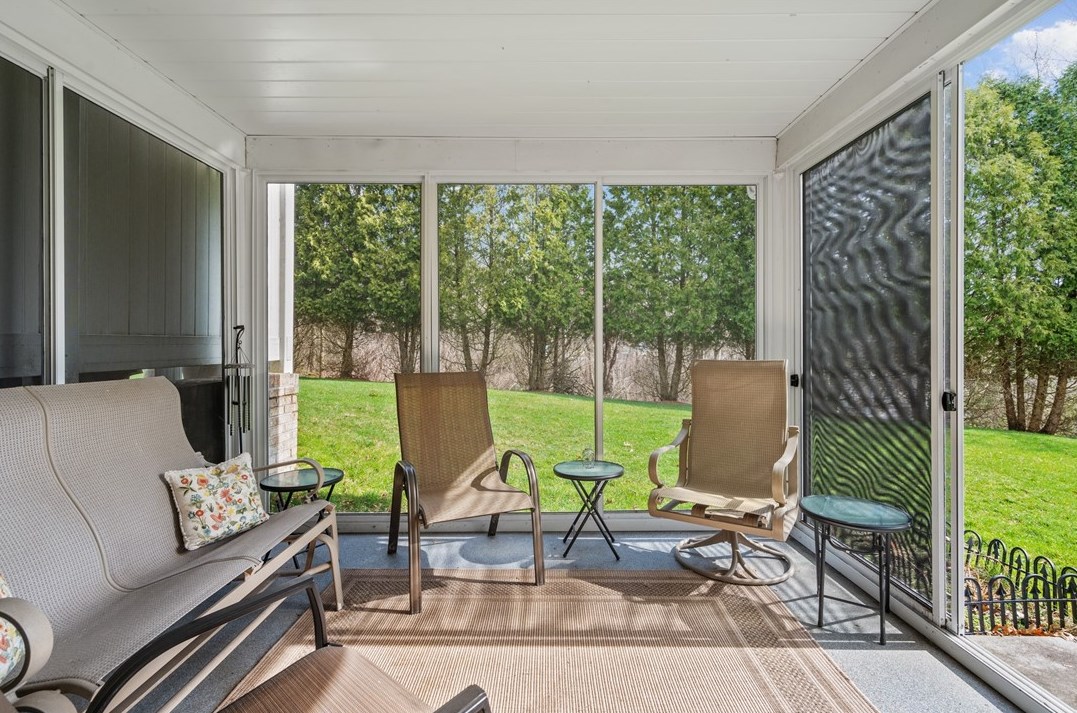 583 Newport Dr, Pittsburgh PA  15235-3239 exterior