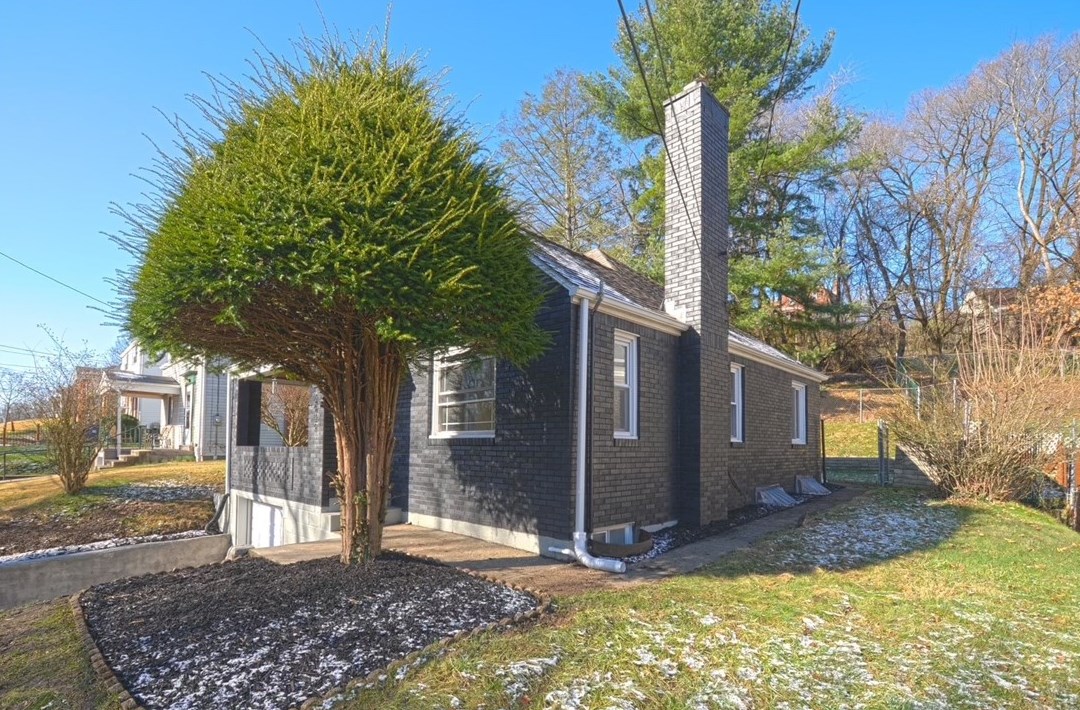 2423 Kingwood St, Pittsburgh PA  15234-3155 exterior