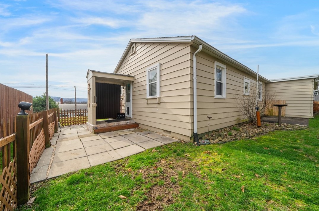 15 Rogers Dr, Latrobe PA  15650-1320 exterior