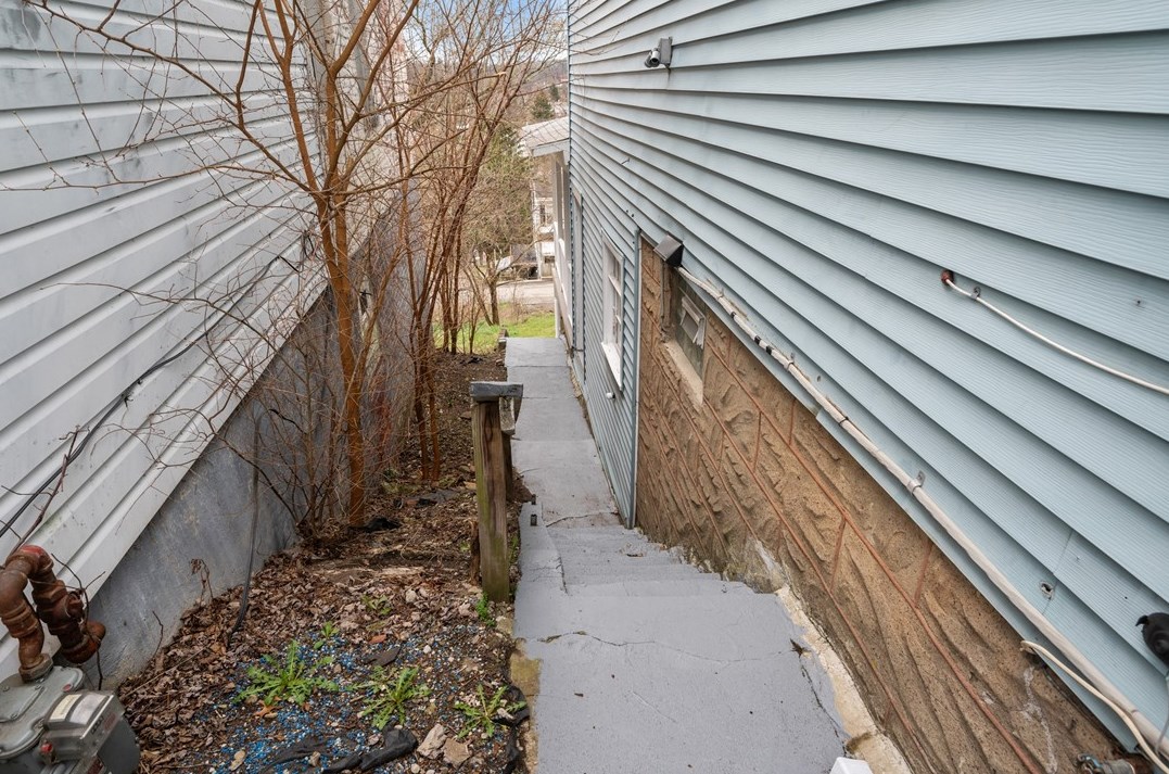 1820 Westmont Ave, Pittsburgh PA 15210-3853 exterior