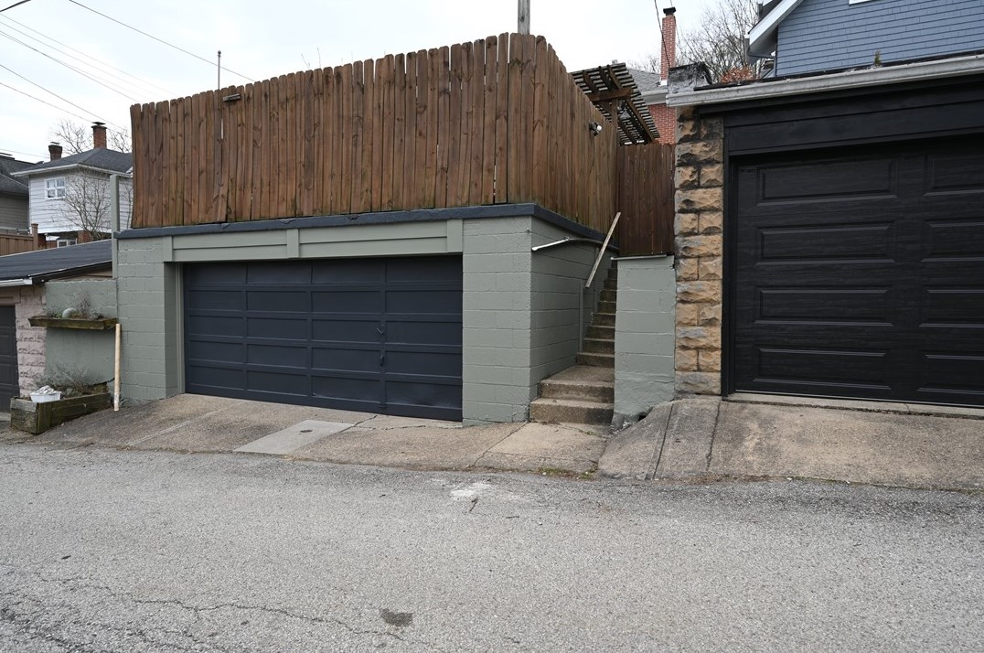 1209 Milton St, Pittsburgh PA  15218-1232 exterior