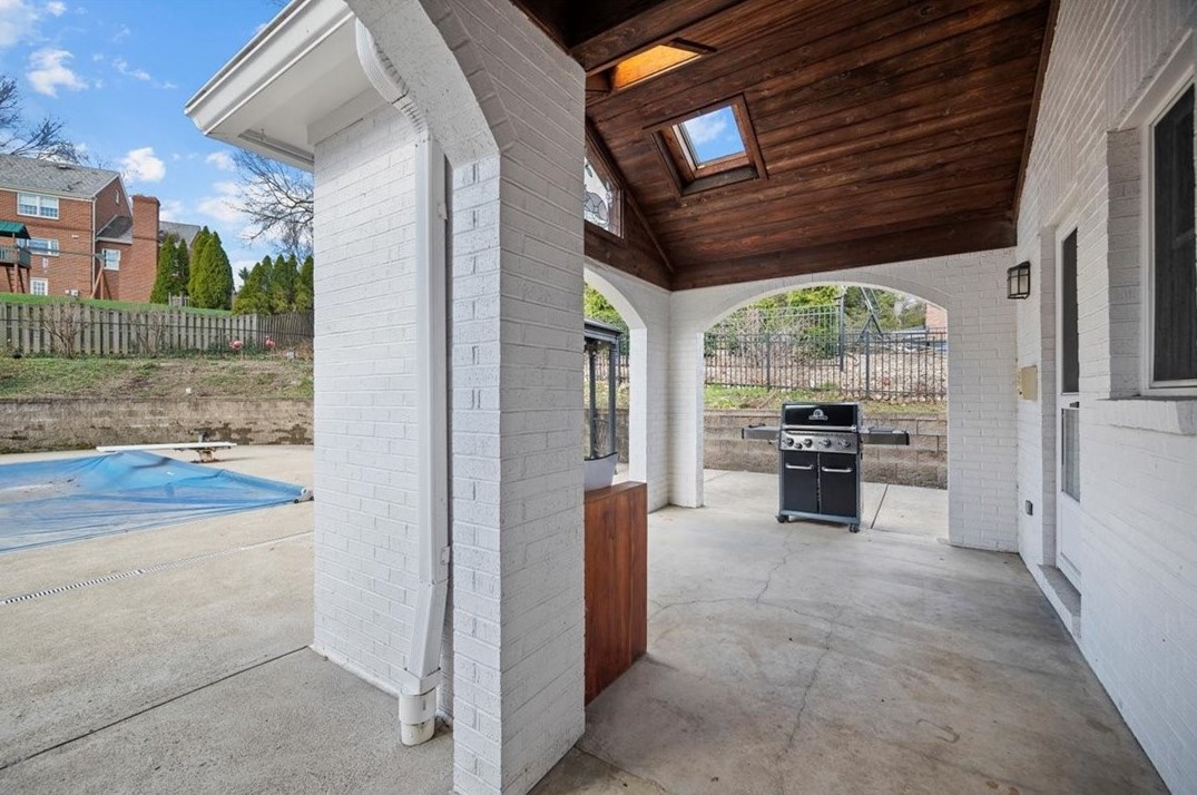 135 Devonwood Dr, Pittsburgh PA  15241-2255 exterior