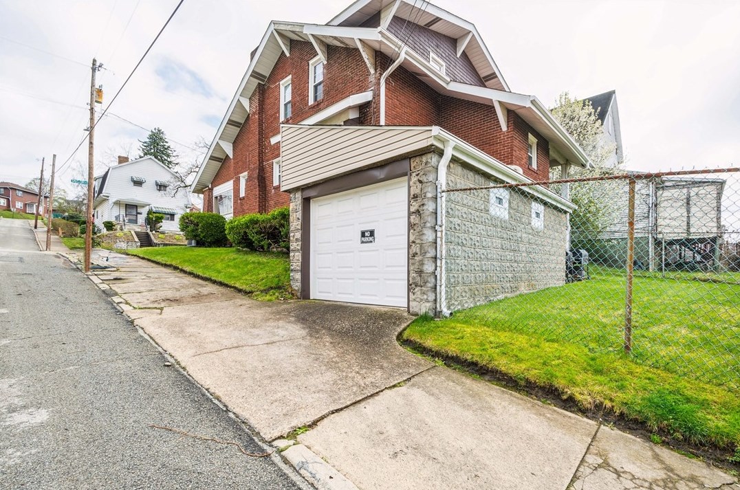 1261 Taylor Ave, New Kensington PA  15068-5530 exterior