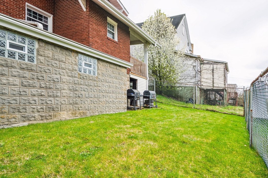 1261 Taylor Ave, New Kensington PA  15068-5530 exterior