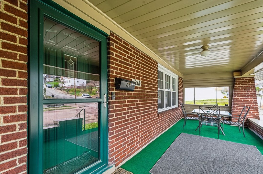 1261 Taylor Ave, New Kensington PA  15068-5530 exterior