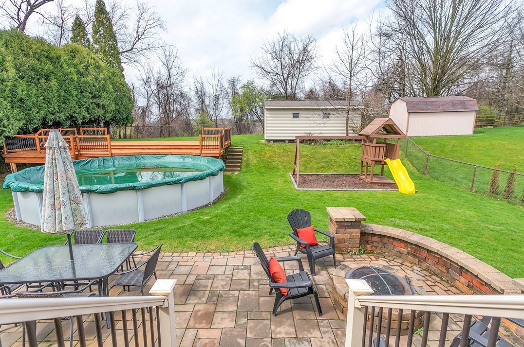 226 Rizzi Dr, North Huntingdon PA 15642-8901 exterior