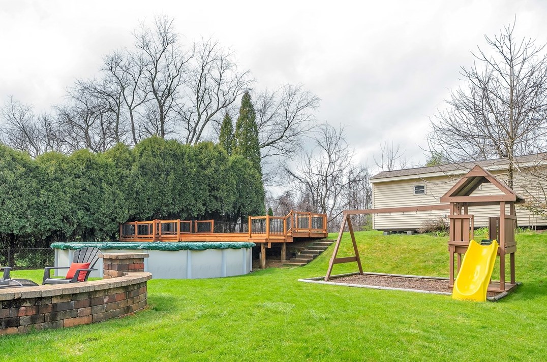 226 Rizzi Dr, North Huntingdon PA 15642-8901 exterior