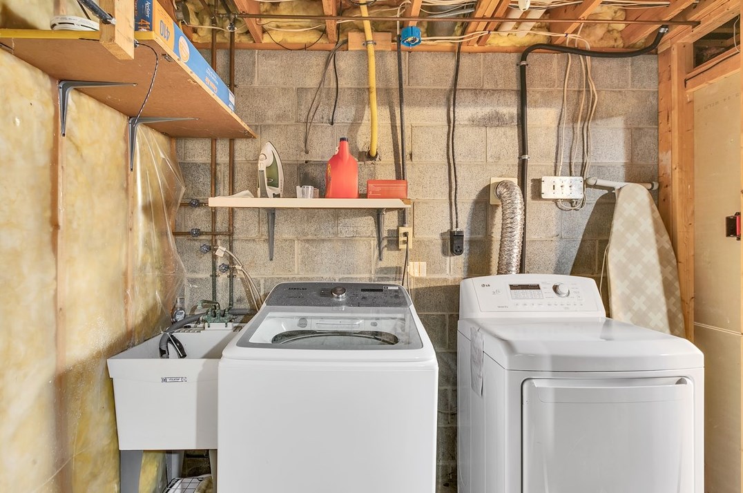 226 Rizzi Dr, North Huntingdon PA 15642-8901 exterior