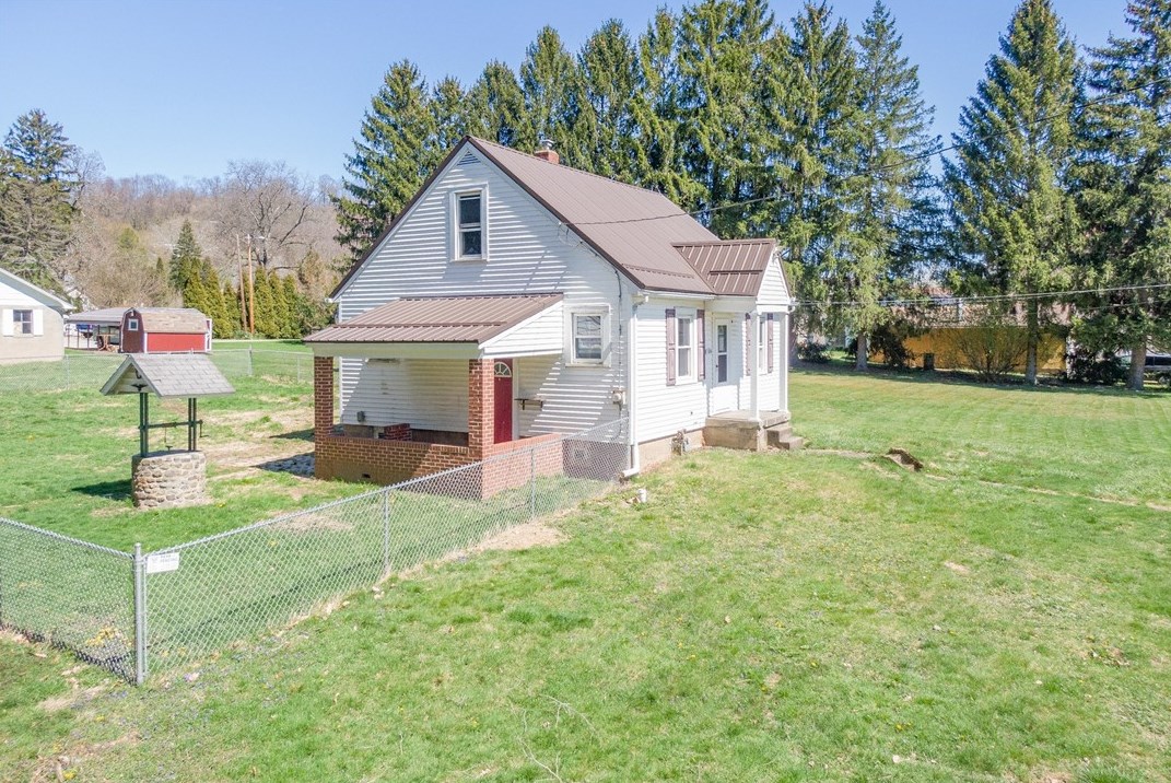 1134 Overlook Dr, Vandergrift PA  15690-6131 exterior