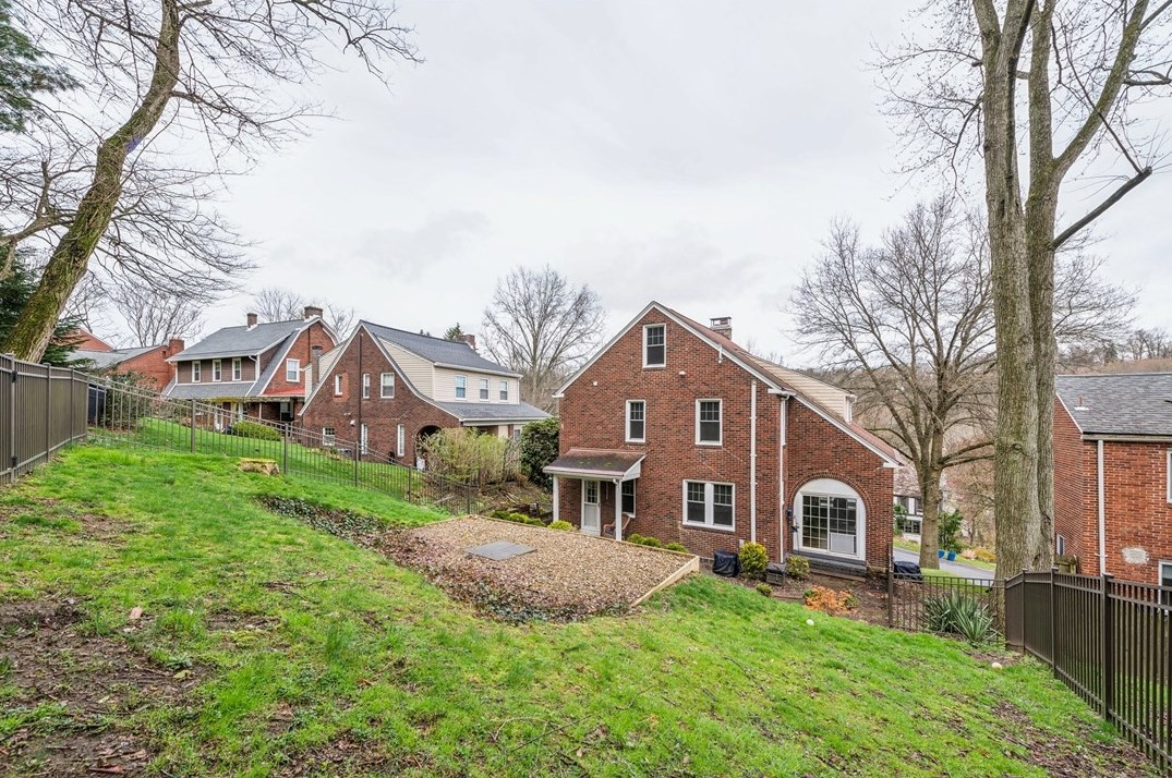 700 Cascade Rd, Pittsburgh PA  15221-4606 exterior