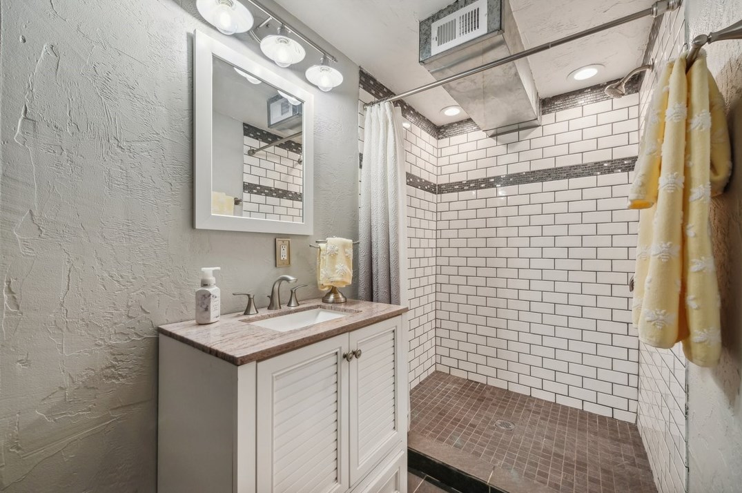 700 Cascade Rd, Pittsburgh PA  15221-4606 exterior