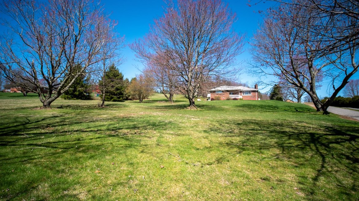 207 Headland Rd, Butler PA  16002-9124 exterior