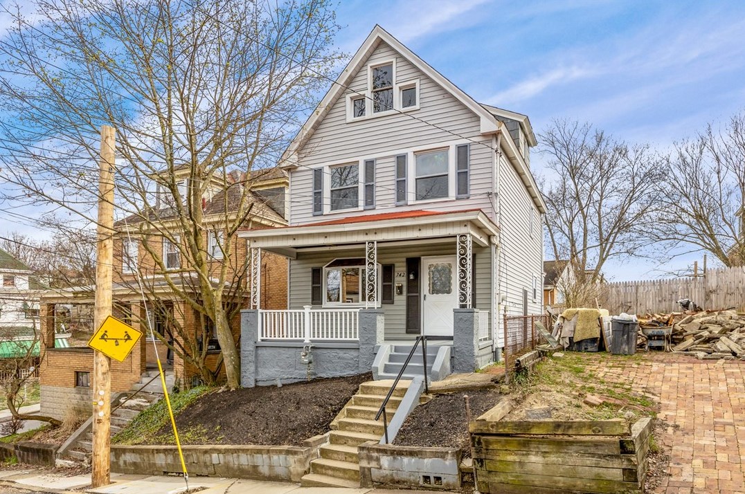 742 Mclain St, Pittsburgh PA 15210-1073 exterior
