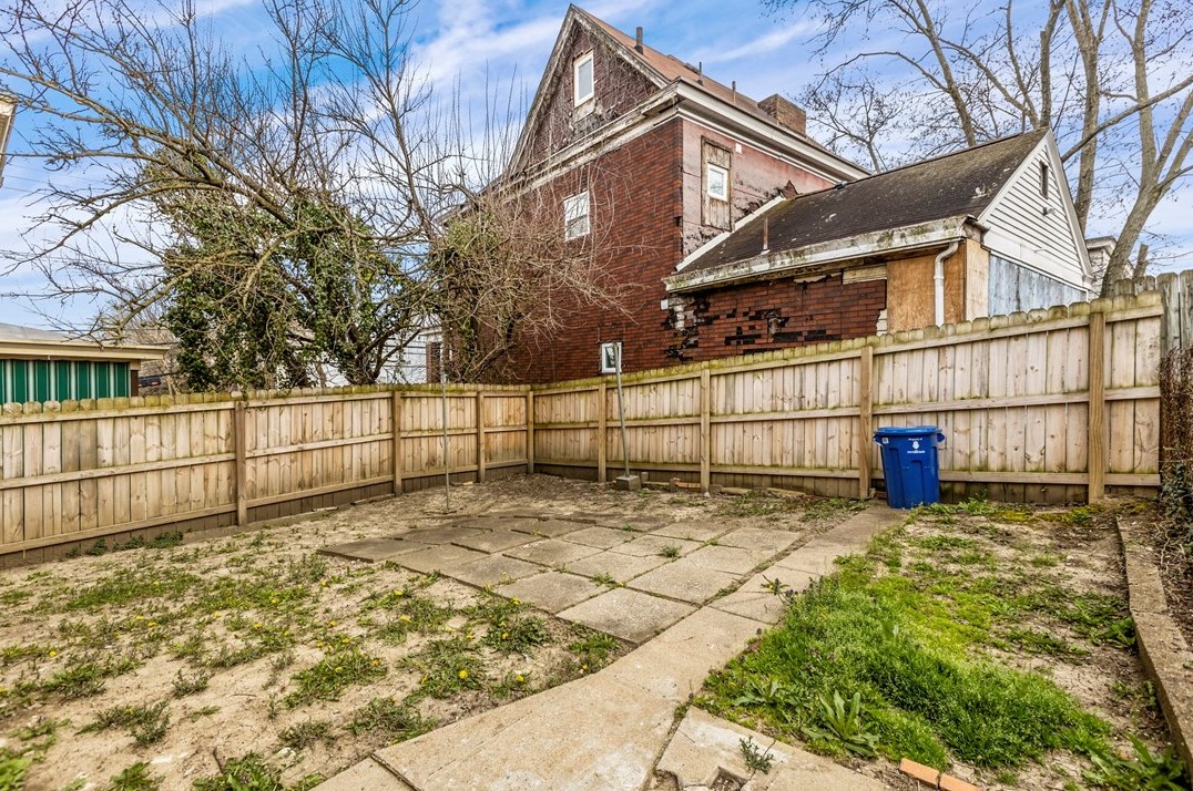 742 Mclain St, Pittsburgh PA 15210-1073 exterior