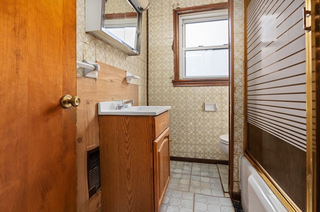 742 Mclain St, Pittsburgh PA 15210-1073 exterior