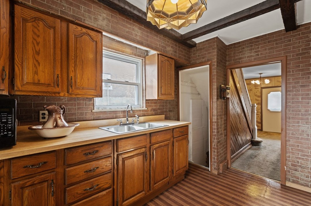 742 Mclain St, Pittsburgh PA 15210-1073 exterior