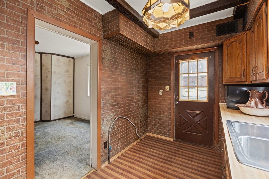 742 Mclain St, Pittsburgh PA 15210-1073 exterior