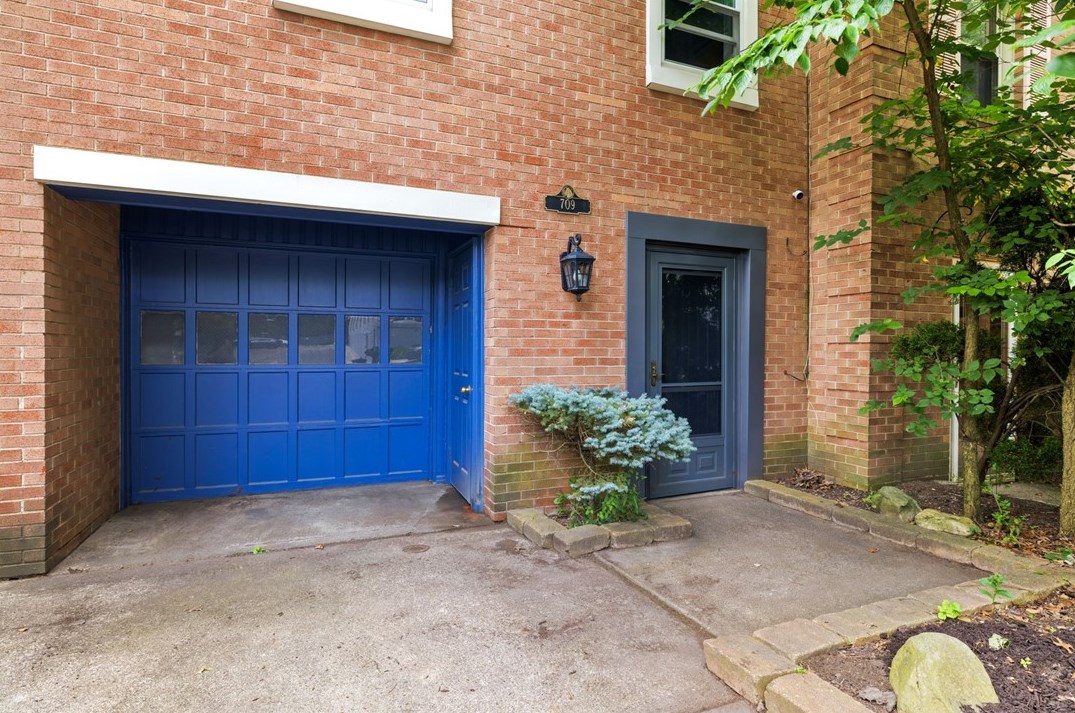 709 Clyde St, Pittsburgh PA  15213-2903 exterior