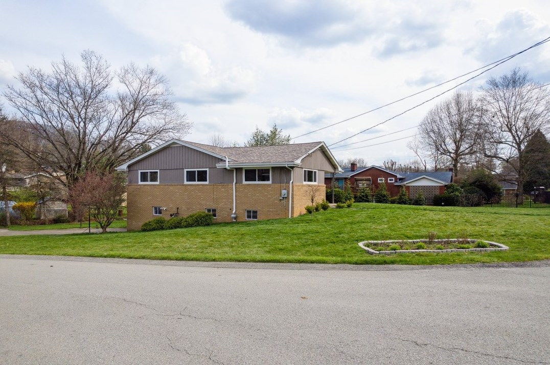 729 Brookview Dr, Greensburg PA  15601-1420 exterior