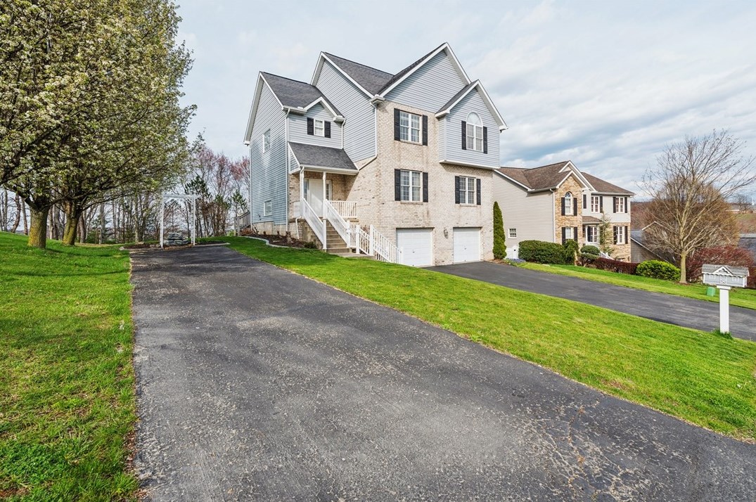 118 Edgewood Dr, New Stanton, PA 15672