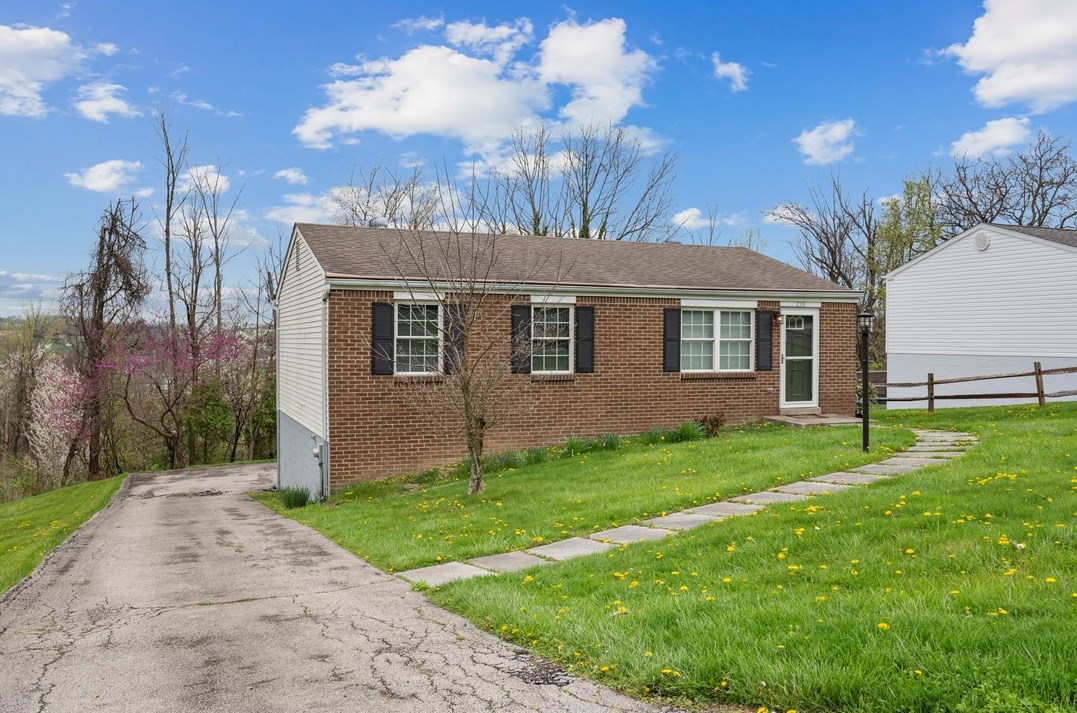 220 Bonita Dr, Greensburg PA  15601-4922 exterior