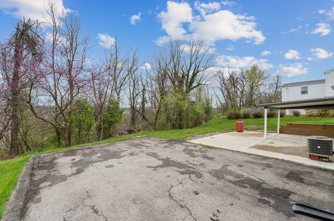 220 Bonita Dr, Greensburg PA  15601-4922 exterior