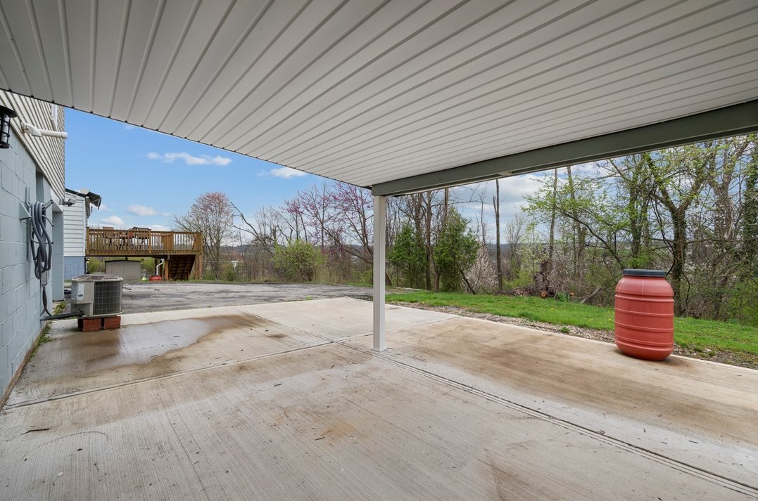 220 Bonita Dr, Greensburg PA  15601-4922 exterior