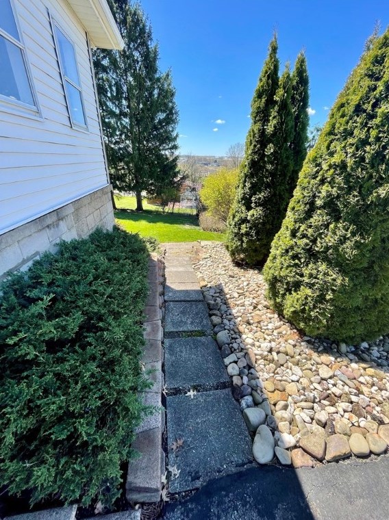 1253 Scenic Dr, Latrobe PA  15650-2735 exterior