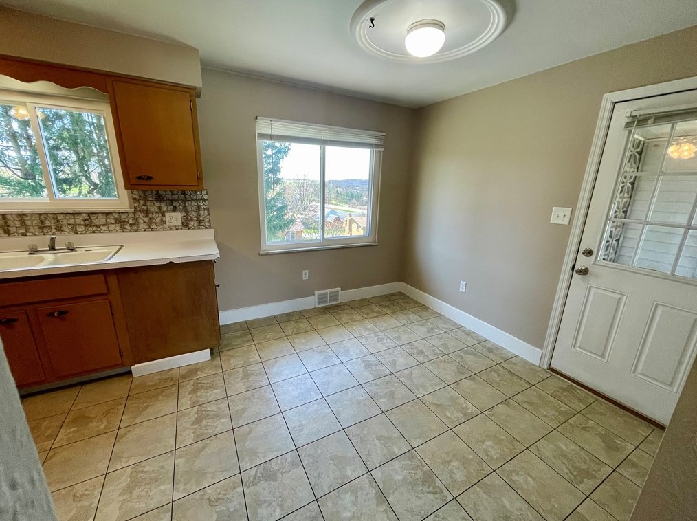 1253 Scenic Dr, Latrobe PA  15650-2735 exterior