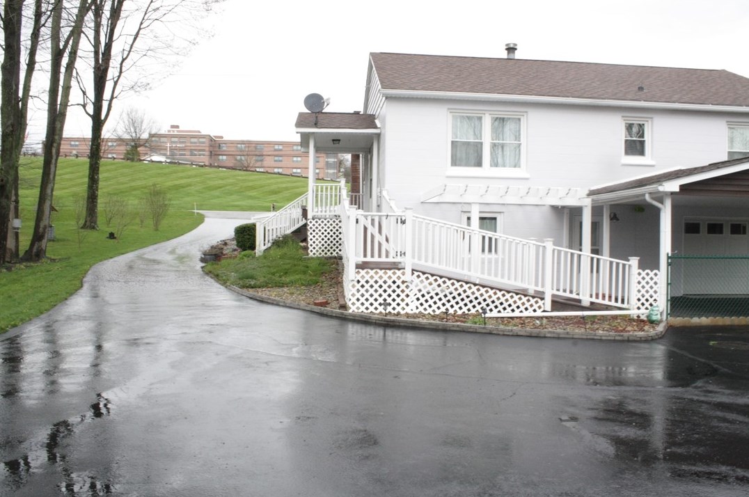 208 Jamestown Rd, Greenville PA  16125-9201 exterior