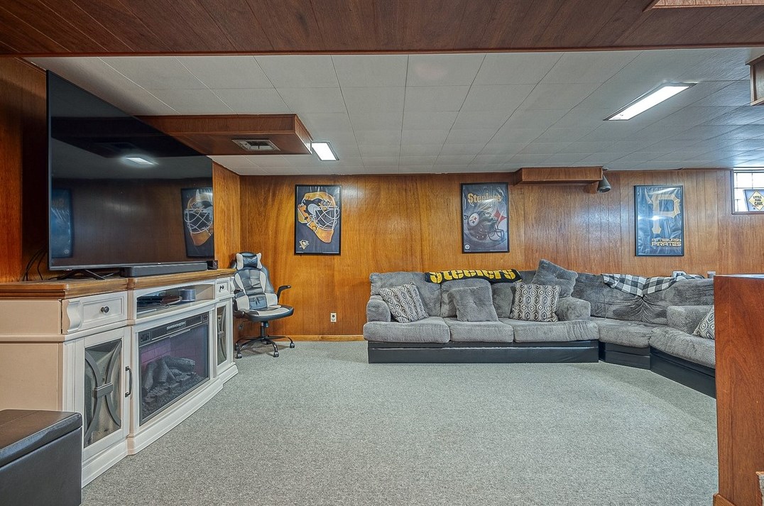 3622 Wallace Dr, Pittsburgh PA  15227-4428 exterior