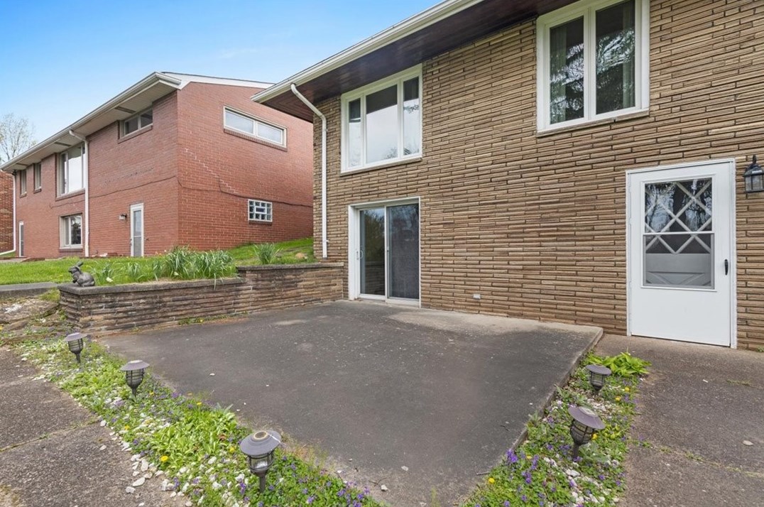 233 Commonwealth Ave, Pittsburgh PA 15122-1927 exterior