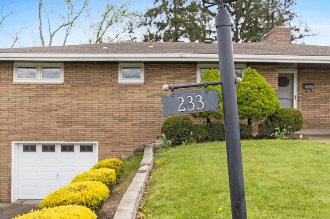 233 Commonwealth Ave, Pittsburgh PA 15122-1927 exterior