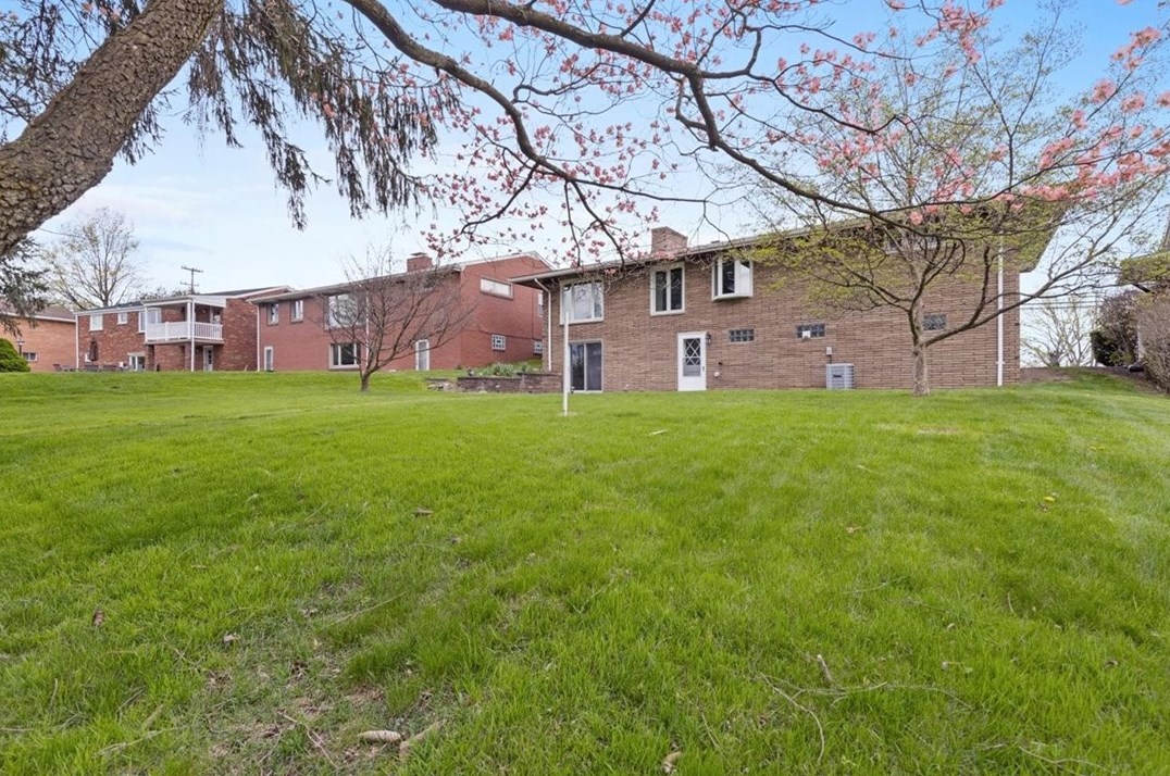 233 Commonwealth Ave, Pittsburgh PA 15122-1927 exterior