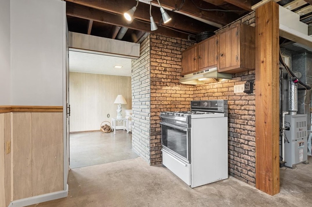 233 Commonwealth Ave, Pittsburgh PA 15122-1927 exterior