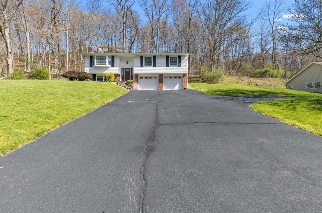 586 Flaugherty Run Rd, Moon Twp PA  15108-8900 exterior