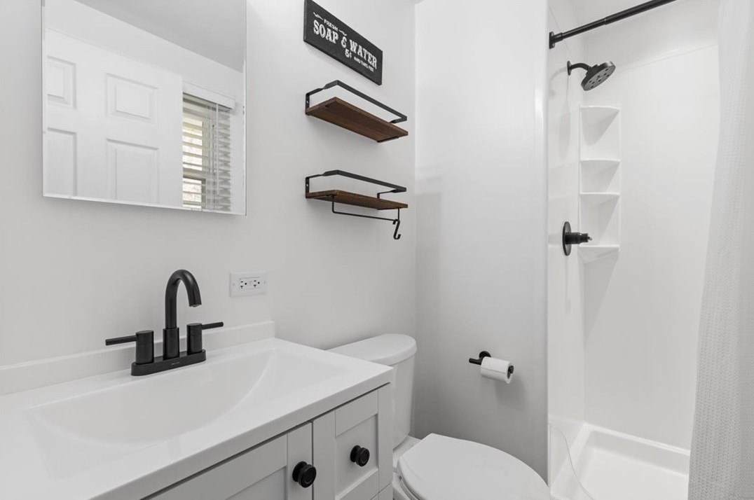 586 Flaugherty Run Rd, Moon Twp PA  15108-8900 exterior