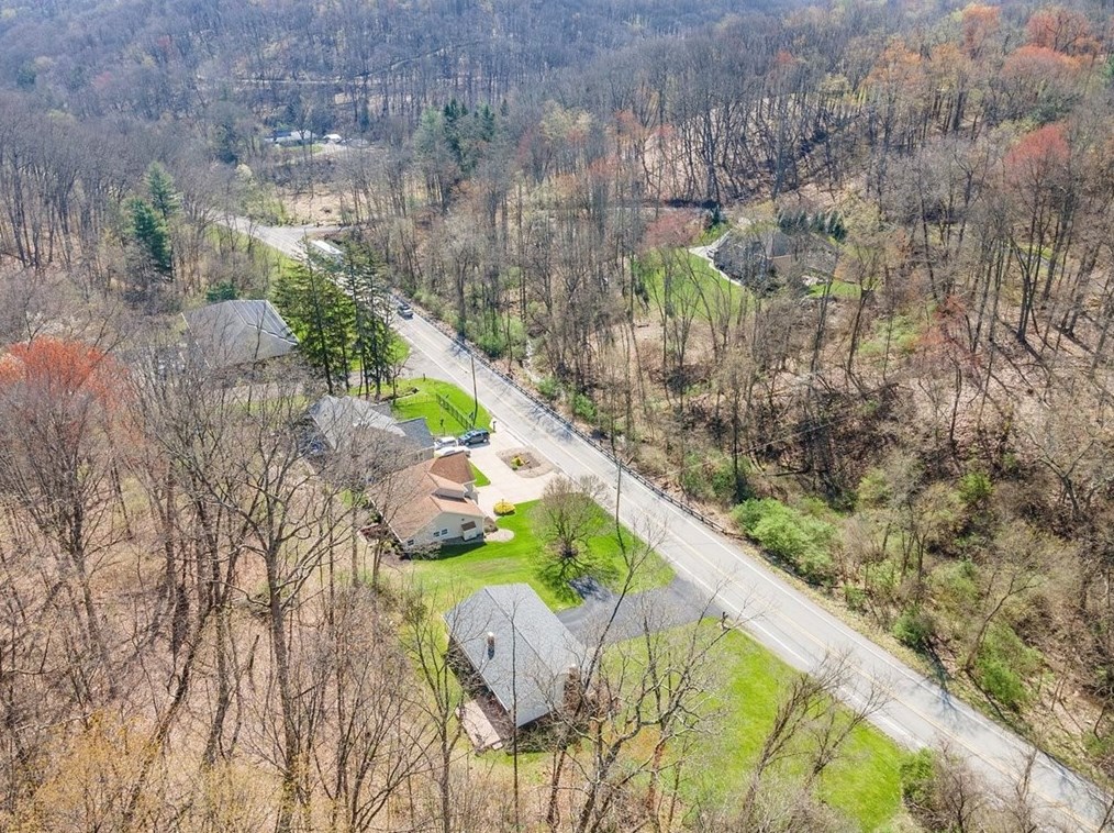 586 Flaugherty Run Rd, Moon Twp PA  15108-8900 exterior