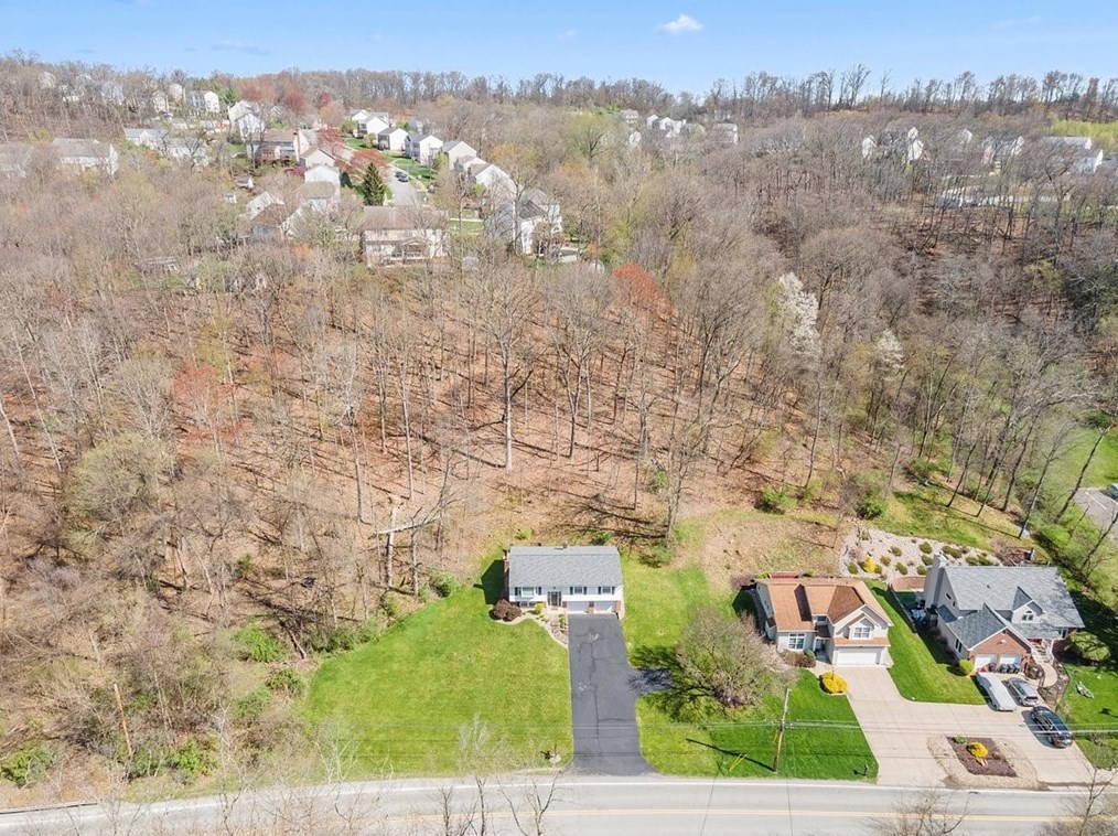 586 Flaugherty Run Rd, Moon Twp PA  15108-8900 exterior