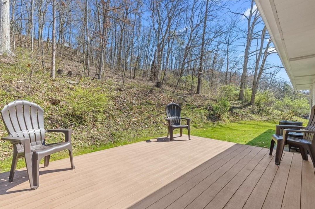 586 Flaugherty Run Rd, Moon Twp PA  15108-8900 exterior