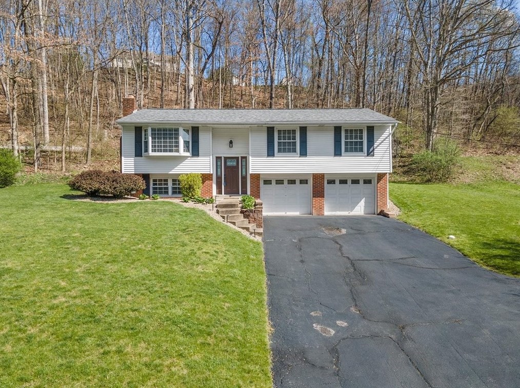 586 Flaugherty Run Rd, Moon Twp PA  15108-8900 exterior