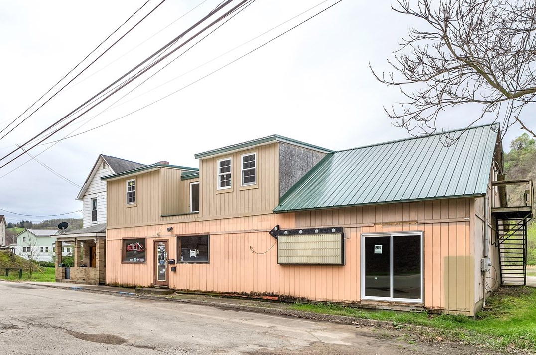 381 Pershing Ave, Leechburg, PA 15656