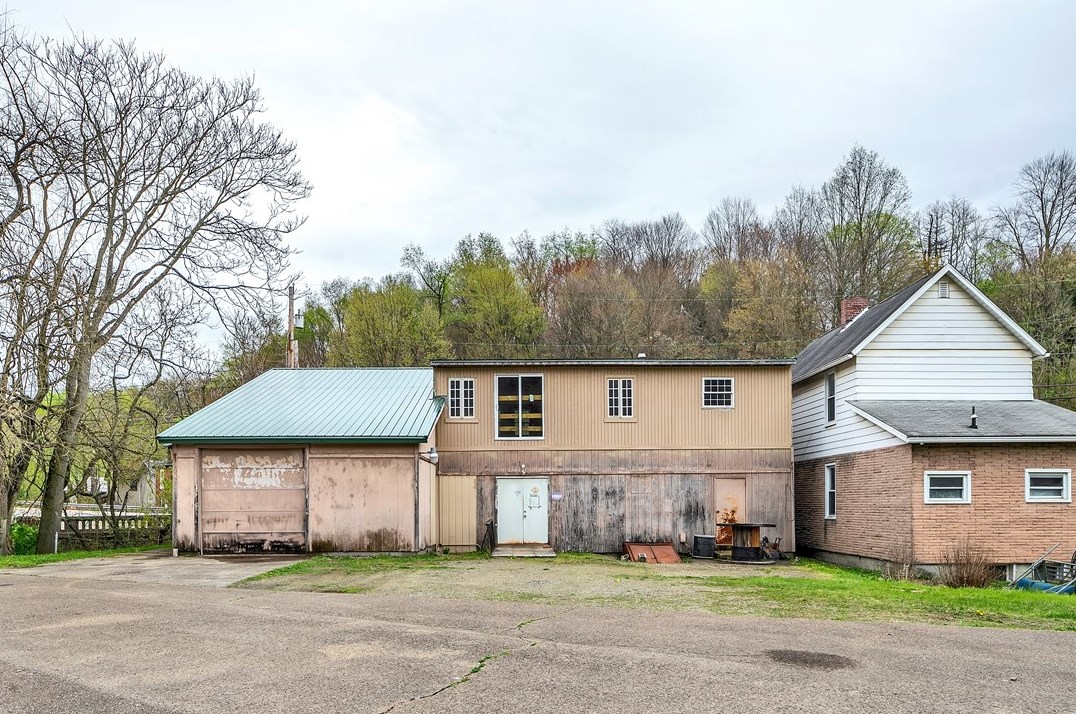 381 Pershing Ave, Leechburg, PA 15656