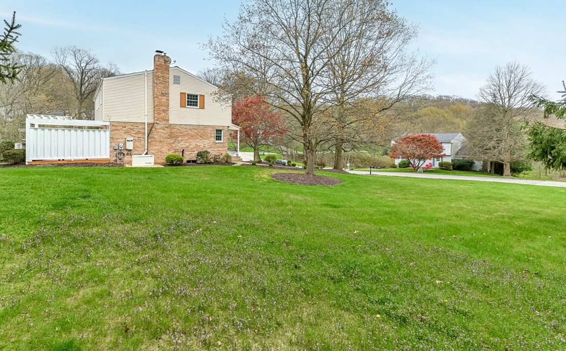 2101 Coventry Dr, Allison Park PA  15101-3364 exterior