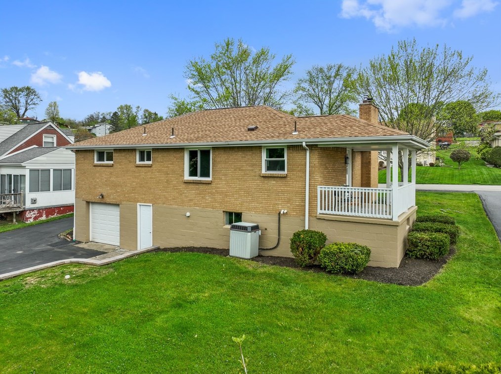 10700 Airview Dr, North Huntingdon PA 15642-4284 exterior