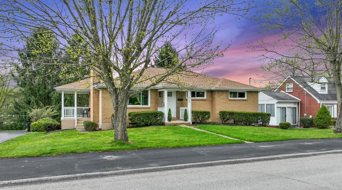 10700 Airview Dr, North Huntingdon PA 15642-4284 exterior