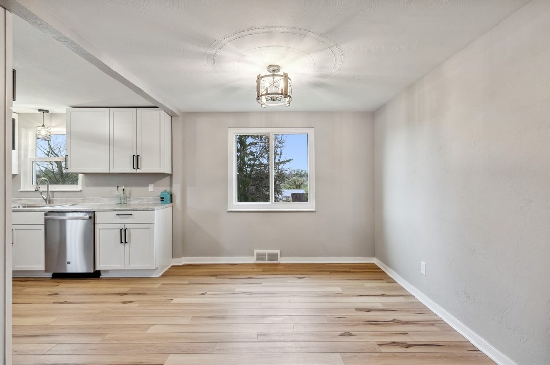 10700 Airview Dr, North Huntingdon PA 15642-4284 exterior